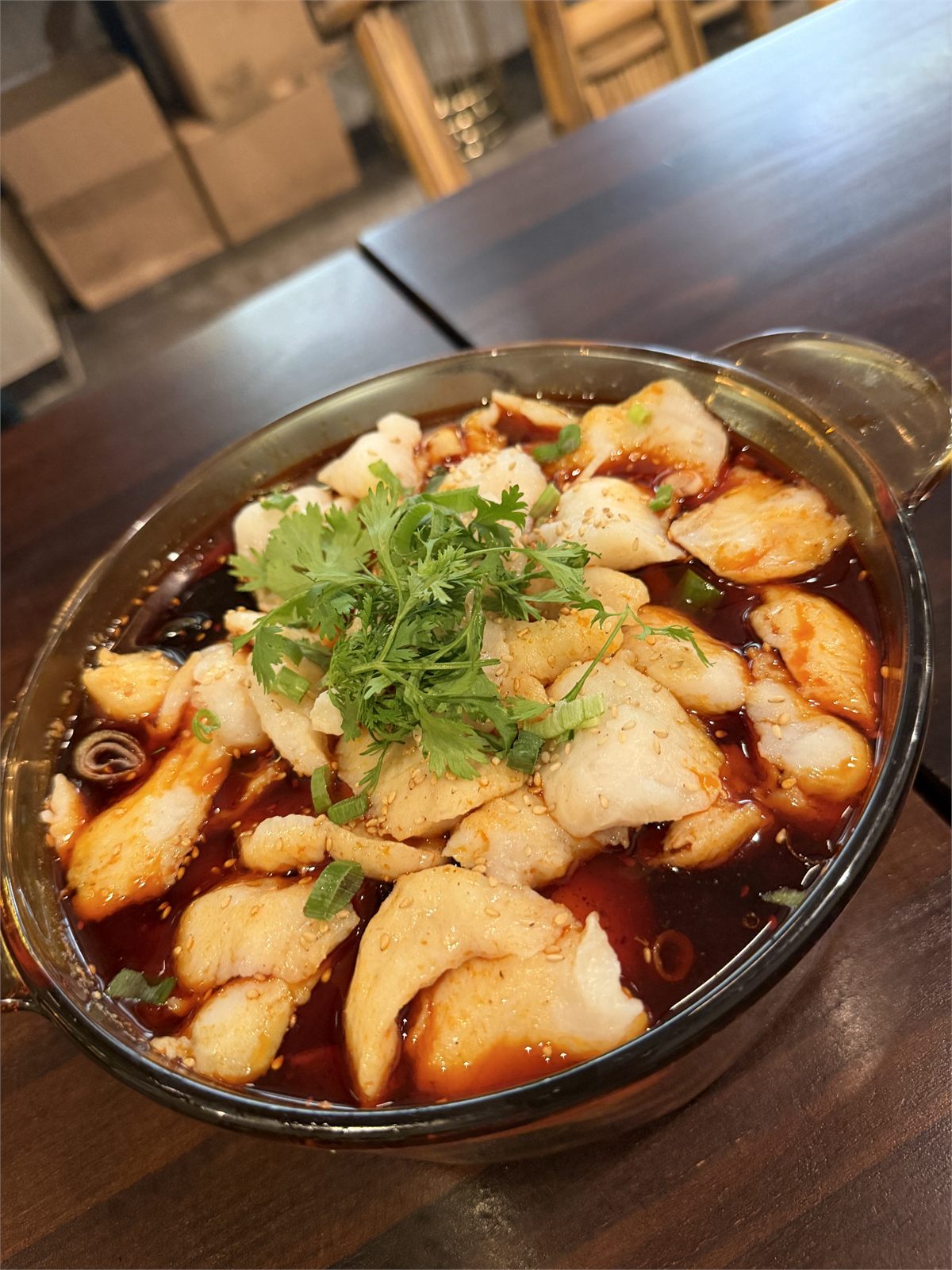 香辣冷锅鱼，配白鱼和蔬菜